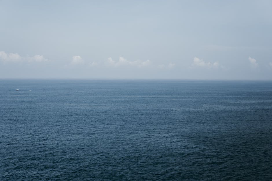 A serene view of the ocean and sky from Acapulco, showcasing simplicity and calmness.